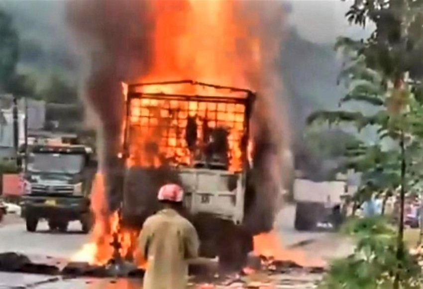 Tin nong 27/10: Canh sat no sung, vay bat 4 nguoi mang ma tuy-Hinh-4