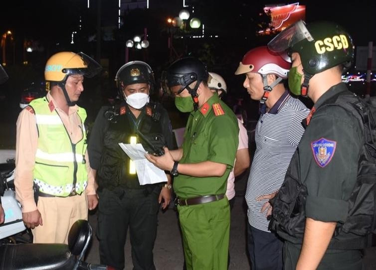 Tin nong 27/10: Canh sat no sung, vay bat 4 nguoi mang ma tuy-Hinh-7