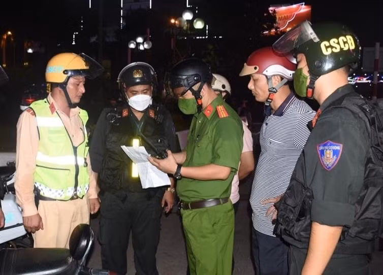 Tin nong 27/10: Canh sat no sung, vay bat 4 nguoi mang ma tuy-Hinh-7