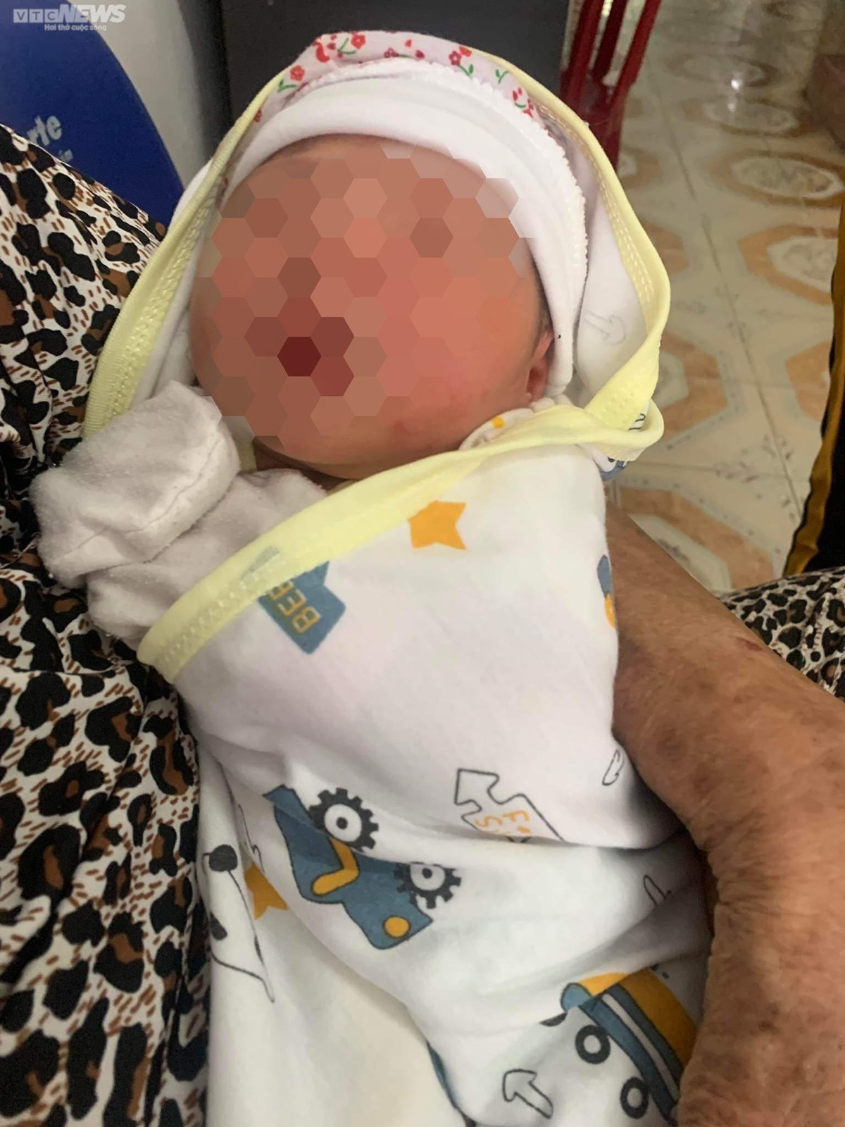  Bé sơ sinh còn nguyên dây rốn bị bỏ rơi trước nhà dân: Sáng 20/10, UBND phường 5 (TP. Tuy Hòa, Phú Yên) cho biết, đã có báo cáo về trường hợp bé sơ sinh bị bỏ rơi trên địa bàn phường. Theo đó, rạng sáng 20/10, chị Nguyễn Thị Thủy (SN 1951, trú tại 17/9 Nguyễn Huệ, phường 5) khi đi đổ rác thì phát hiện trước nhà địa chỉ số 109 Nguyễn Huệ có một túi nilông màu đen. Qua kiểm tra, bên trong túi nilông có một bé sơ sinh chưa cắt dây rốn, giới tính nữ, cân nặng 3 kg, tình trạng sức khỏe ổn định, không có giấy tờ, đồ vật gì đi kèm.