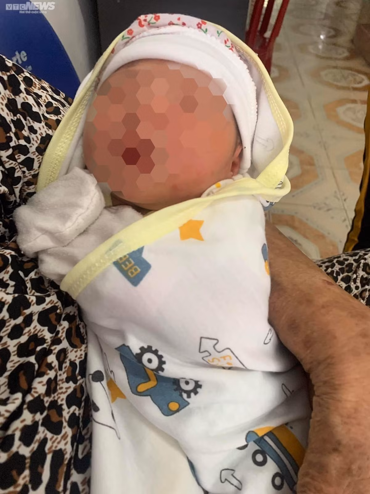  Bé sơ sinh còn nguyên dây rốn bị bỏ rơi trước nhà dân: Sáng 20/10, UBND phường 5 (TP. Tuy Hòa, Phú Yên) cho biết, đã có báo cáo về trường hợp bé sơ sinh bị bỏ rơi trên địa bàn phường. Theo đó, rạng sáng 20/10, chị Nguyễn Thị Thủy (SN 1951, trú tại 17/9 Nguyễn Huệ, phường 5) khi đi đổ rác thì phát hiện trước nhà địa chỉ số 109 Nguyễn Huệ có một túi nilông màu đen. Qua kiểm tra, bên trong túi nilông có một bé sơ sinh chưa cắt dây rốn, giới tính nữ, cân nặng 3 kg, tình trạng sức khỏe ổn định, không có giấy tờ, đồ vật gì đi kèm.