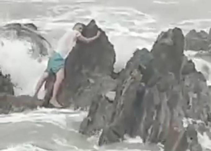  Mải chụp ảnh, du khách bị sóng biển cuốn trôi: Sáng 20/10, thông tin từ Trung tâm cứu hộ và phòng chống thiên tai thị xã Cửa Lò (Nghệ An) cho biết, đơn vị vừa cứu thành công một du khách bị sóng biển cuốn ra xa. Theo đó, trưa 19/10, khi chụp ảnh tại cầu đảo Lan Châu (thị xã Cửa Lò), một người đàn ông bất ngờ bị cơn sóng dữ xô ngã xuống biển và kéo ra xa. Rất may, du khách biết bơi nên đã kịp bám vào những mỏm đá xung quanh đó rồi trèo lên. Người đàn ông sau đó đã được đưa lên bờ an toàn.