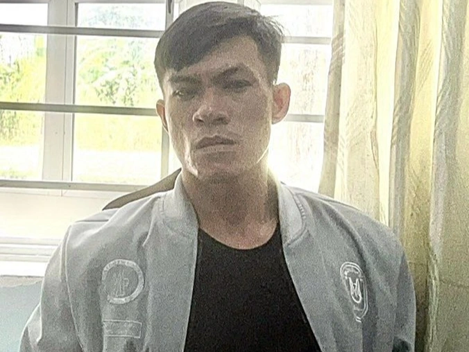  Vừa ra tù, nam thanh niên liên tiếp cướp giật: Ngày 20/10, Công an tỉnh Bình Thuận đã khởi tố bị can, bắt tạm giam Phạm Hồng Thuận (29 tuổi, người địa phương) để điều tra hành vi Cướp giật tài sản. Thuận khai nhận trong hai ngày (11 và 15/10) đã thực hiện 3 vụ cướp giật tài sản trên quốc lộ 1 (đoạn xã Hàm Mỹ, huyện Hàm Thuận Nam). Được biết, Thuận vừa chấp hành xong án phạt tù về tội Cướp tài sản và trở về địa phương cuối tháng 9/2022.