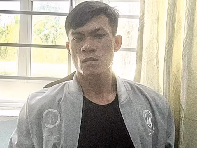  Vừa ra tù, nam thanh niên liên tiếp cướp giật: Ngày 20/10, Công an tỉnh Bình Thuận đã khởi tố bị can, bắt tạm giam Phạm Hồng Thuận (29 tuổi, người địa phương) để điều tra hành vi Cướp giật tài sản. Thuận khai nhận trong hai ngày (11 và 15/10) đã thực hiện 3 vụ cướp giật tài sản trên quốc lộ 1 (đoạn xã Hàm Mỹ, huyện Hàm Thuận Nam). Được biết, Thuận vừa chấp hành xong án phạt tù về tội Cướp tài sản và trở về địa phương cuối tháng 9/2022.