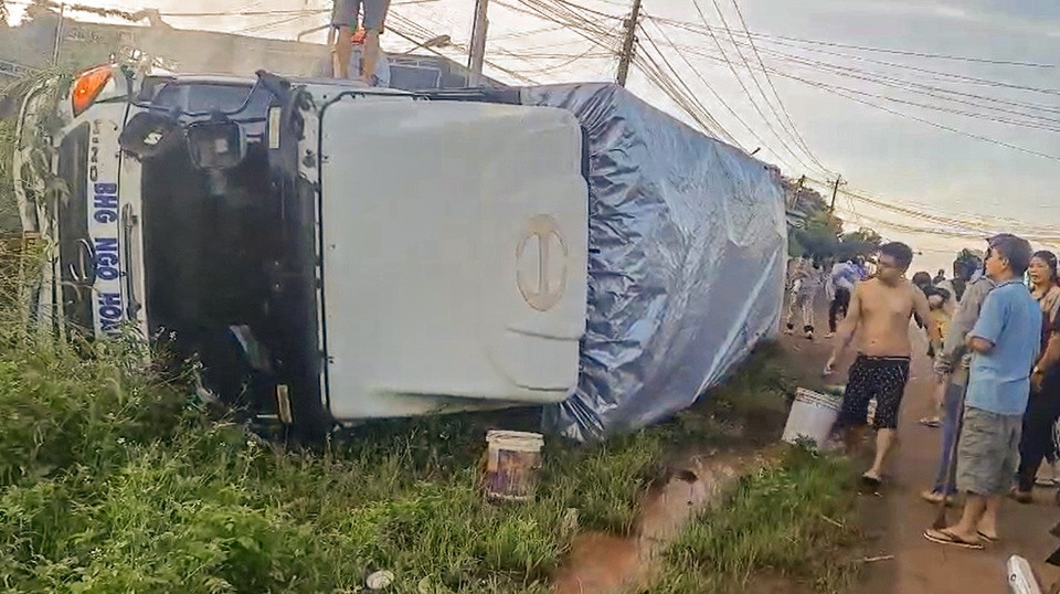  Xe tải lật rồi bốc cháy, 4 người trong gia đình mắc kẹt: Vụ tai nạn xảy ra khoảng sáng 7/10, trên quốc lộ 14 đoạn qua thôn 3, xã Nghĩa Trung, huyện Bù Đăng, tỉnh Bình Phước. Thời điểm trên, ôtô tải biển số Đồng Nai (chưa rõ người điều khiển) chở hàng chục tấn bánh kẹo trên quốc lộ 14 hướng TP.HCM đi tỉnh Đắc Nông. Khi đến đoạn xã Nghĩa Trung, xe bất ngờ mất lái rồi lật chắn ngang đường, sau đó bốc cháy phần đầu. Ngọn lửa nhanh chóng lan cả cabin. Phát hiện 4 người mắc kẹt bên trong, người dân đã phá cửa tìm cách đưa các nạn nhân ra ngoài. Theo chính quyền địa phương, 4 người được cứu gồm 2 vợ chồng và 2 con nhỏ. Rất may 4 người người chỉ bị thương nhẹ, ôtô tải hư hỏng nặng.