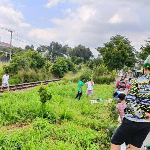  Băng qua đường sắt, 1 người bị tàu tông tử vong: Chiều 7/10, lực lượng chức năng huyện Trảng Bom (Đồng Nai) đang làm rõ nguyên nhân vụ va chạm giữa tàu hỏa và 1 người đi bộ. Theo đó vào trưa cùng ngày, tàu SE22 lưu thông hướng Nam-Bắc. Khi di chuyển qua ấp Phú Sơn, xã Bắc Sơn (huyện Trảng Bom), tàu này va chạm với ông N.V.T (49 tuổi, ngụ xã Bắc Sơn) đang băng qua đường ray. Cú tông mạnh khiến nạn nhân chết tại chỗ. Tại nơi xảy ra sự việc không có đường bộ cắt ngang mà có hệ thống lan can giao thông ngăn cách giữa đường sắt và đường bộ song hành.