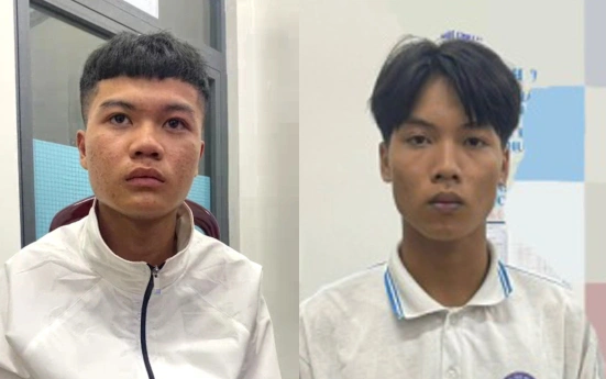  Nhận 5 triệu đồng để đốt ôtô nhà dân ở TP.HCM: Ngày 7/10, Công an huyện Bình Chánh, TP.HCM, đang tạm giữ Ngô Tấn Đạt (17 tuổi, quê An Giang) và Nguyễn Thành Long (17 tuổi, quê An Giang) để điều tra về hành vi hủy hoại tài sản. Tại cơ quan điều tra, 2 nghi phạm bước đầu khai nhận số tiền 5 triệu đồng của một người tên Bảy (chưa rõ lai lịch) để đốt ôtô của gia đình chị N.T.M.A. (33 tuổi, ngụ huyện Bình Chánh). Trước đó, rạng sáng 5/10, chị A. nghe tiếng động lớn. Kiểm tra camera, người phụ nữ phát hiện ôtô của gia đình đang bốc cháy. Công an huyện Bình Chánh sau đó đã cử lực lượng PCCC đến hiện trường dập tắt đám cháy. Tuy nhiên, chiếc xe gần như bị thiêu rụi. Chị A. cho biết chiếc xe được mua cách đây 3 năm với giá hơn một tỷ đồng.