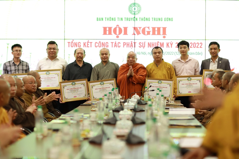 Cong thong tin Phat giao Viet Nam nhan Bang Tuyen duong Cong duc-Hinh-2