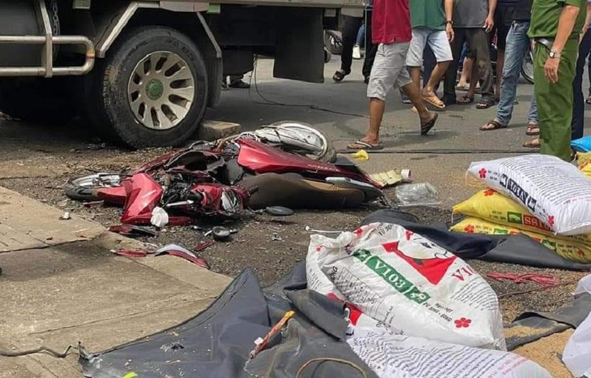 Tin nong 28/10: Xe tai bi lat tren quoc lo, de chet nguoi phu nu