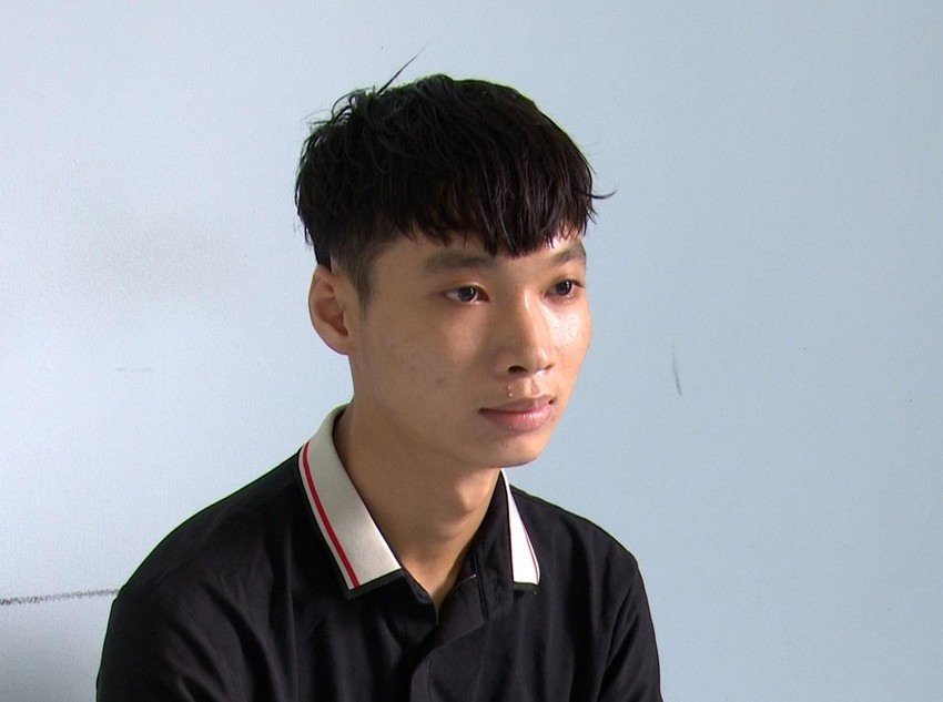  Dùng dao tấn công cha ruột vì nhớ lại chuyện bị la mắng: Ngày 28/10, cơ quan Cảnh sát điều tra Công an huyện Chợ Mới, An Giang khởi tố bị can, bắt tạm giam Nguyễn Thanh Linh (20 tuổi, ngụ ấp Mỹ Đức, xã Mỹ Hội Đông, huyện Chợ Mới) về tội cố ý gây thương tích. Theo điều tra ban đầu, tối 18/8, sau khi ăn nhậu xong, Linh nhớ lại chuyện mâu thuẫn trong sinh hoạt hằng ngày với cha ruột là ông T. nên trong lòng tức giận. Đối tượng sau đó đã dùng dao tấn công cha ruột rồi bỏ trốn.