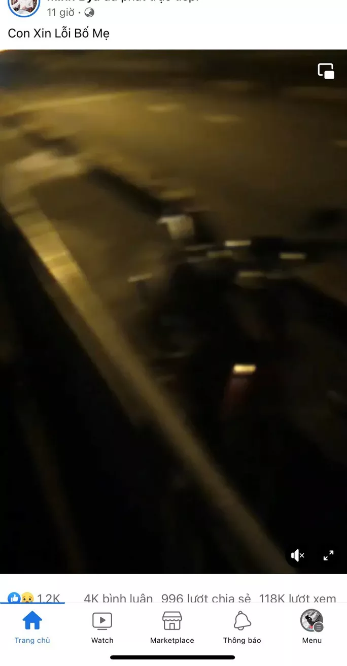  Nam thanh niên phát trực tiếp cảnh nhảy cầu tự tử: Đêm 27/10, trên 1 tài khoản Facebook có tên M.B. đã tăng tải nội dung "Con xin lỗi bố mẹ" và phát trực tiếp cảnh nam thanh niên này nhảy cầu Sêrêpốk (nối 2 tỉnh Đắk Lắk - Đắk Nông) để tự tử. Theo đó, nam thanh niên này vừa chạy xe máy, vừa khóc trên đoạn đường khoảng 2km. Khi đến giữa cầu Sêrêpốk, nam thanh niên tiếp tục phát cảnh mình khóc lóc. Một lát sau, nam thanh niên bất ngờ nhảy xuống sông trong đêm tối. Tuy nhiên, trong khoảnh khắc sinh tử, dù lòng sông rất rộng nhưng nam thanh niên đã bơi được vào bờ, trở về với gia đình.