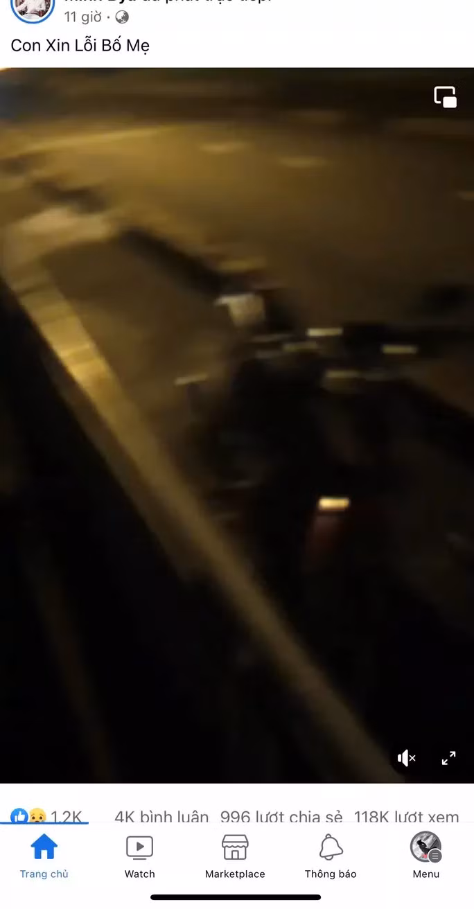  Nam thanh niên phát trực tiếp cảnh nhảy cầu tự tử: Đêm 27/10, trên 1 tài khoản Facebook có tên M.B. đã tăng tải nội dung "Con xin lỗi bố mẹ" và phát trực tiếp cảnh nam thanh niên này nhảy cầu Sêrêpốk (nối 2 tỉnh Đắk Lắk - Đắk Nông) để tự tử. Theo đó, nam thanh niên này vừa chạy xe máy, vừa khóc trên đoạn đường khoảng 2km. Khi đến giữa cầu Sêrêpốk, nam thanh niên tiếp tục phát cảnh mình khóc lóc. Một lát sau, nam thanh niên bất ngờ nhảy xuống sông trong đêm tối. Tuy nhiên, trong khoảnh khắc sinh tử, dù lòng sông rất rộng nhưng nam thanh niên đã bơi được vào bờ, trở về với gia đình.