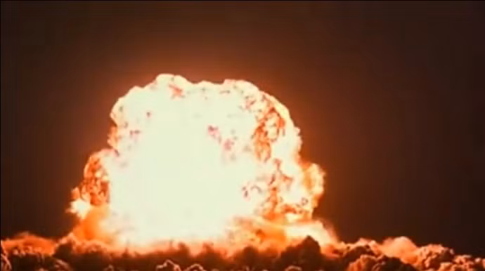 Đây là nơi thử nghiệm vũ khí hạt nhân chính của Trung Quốc cho đến khi nước này ký Hiệp ước Cấm thử hạt nhân toàn diện (CTBT) năm 1996. 