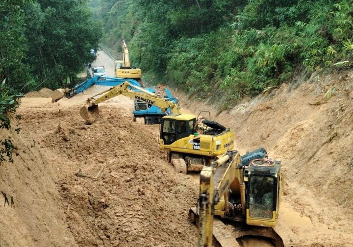 Quảng Bình: Giải phóng 30.000 m3 đất đá vùi lấp Quốc lộ 9C Quang Binh: Giai phong 30.000 m3 dat da vui lap Quoc lo 9C