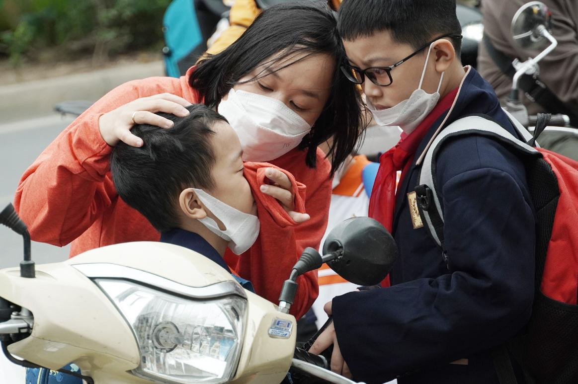 Không khí lạnh kèm gió thổi mạnh, nhiều em bị bụi bay vào mắt.