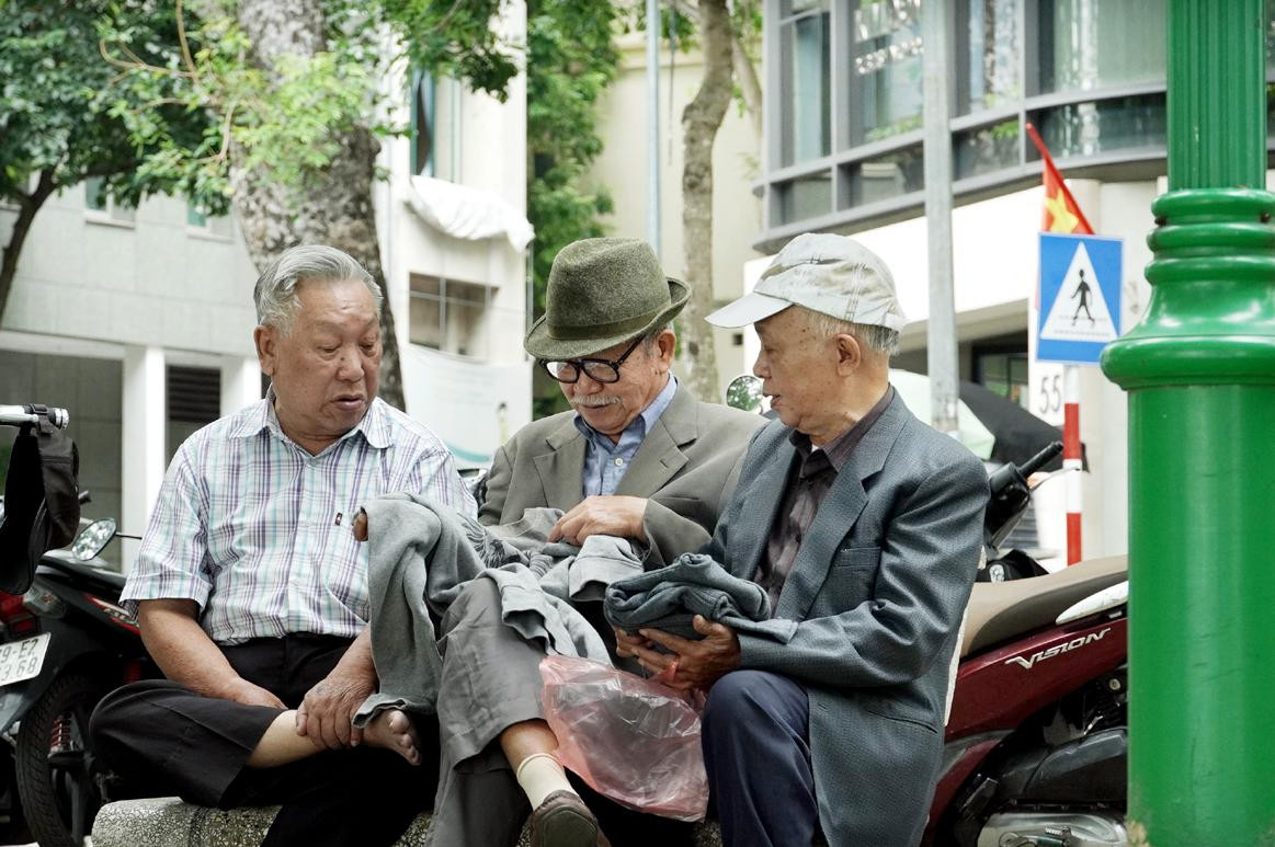 Cũng do rét đến sớm, các cụ đi tập thể dục đã khoe với nhau chiếc áo len mình vừa mua được.