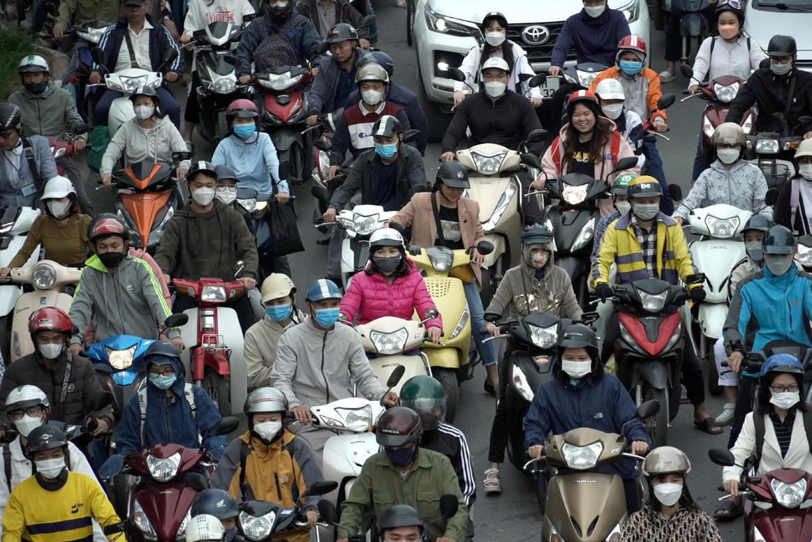 Phố phường trở nên sặc sỡ hơn bởi màu sắc của những chiếc áo mùa đông.