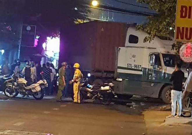  Trưởng công an phường tại TP.HCM tử vong sau tai nạn: Ngày 14/10, Công an TP.HCM đang điều tra làm rõ vụ tai nạn xảy ra giữa xe container và xe máy trên địa bàn khiến một trưởng công an phường tử vong. Theo đó, khuya 13/10, trung tá N.Đ.H. (Trưởng Công an phường Sơn Kỳ, quận Tân Phú) lái xe máy đi từ nhà đến cơ quan. Khi đến giao lộ Tân Kỳ Tân Quý - Lê Liễu (phường Tân Quý, quận Tân Phú) thì xảy ra va chạm với xe đầu kéo container. Cú va chạm khiến trung tá H. tử vong. 