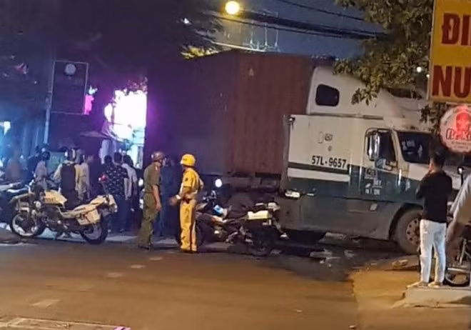  Trưởng công an phường tại TP.HCM tử vong sau tai nạn: Ngày 14/10, Công an TP.HCM đang điều tra làm rõ vụ tai nạn xảy ra giữa xe container và xe máy trên địa bàn khiến một trưởng công an phường tử vong. Theo đó, khuya 13/10, trung tá N.Đ.H. (Trưởng Công an phường Sơn Kỳ, quận Tân Phú) lái xe máy đi từ nhà đến cơ quan. Khi đến giao lộ Tân Kỳ Tân Quý - Lê Liễu (phường Tân Quý, quận Tân Phú) thì xảy ra va chạm với xe đầu kéo container. Cú va chạm khiến trung tá H. tử vong. 