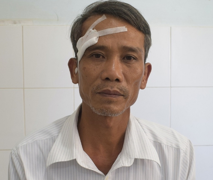  Ông lão 71 tuổi đang cắt cỏ thì bị chém tử vong: Ngày 14/10, Công an tỉnh Gia Lai đang tạm giữ hình sự đối tượng Đặng Hữu Hòa (SN 1971; trú thôn Tân Phong, huyện Đăk Pơ, tỉnh Gia Lai) để điều tra về hành vi giết người. Trước đó, Hoà mâu thuẫn với một số người trong lúc ăn nhậu. Trên đường về, Hòa bắt gặp ông L.H.L (SN 1951, trú cùng thôn) đang cắt cỏ và xảy ra cãi vã. Lúc này, Hòa đã dùng nỏ bắn vào chân ông L.H.L. Sau đó, Hòa tiếp tục lấy dao bấm đâm liên tiếp vào người ông L. và dùng cây rựa bổ vào đầu khiến nạn nhân tử vong.