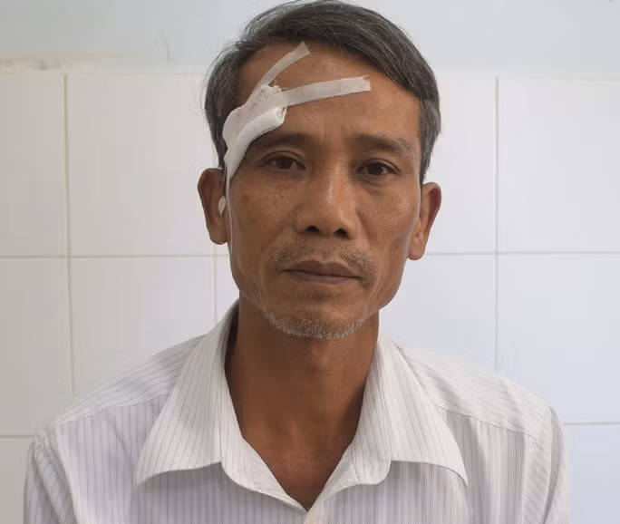  Ông lão 71 tuổi đang cắt cỏ thì bị chém tử vong: Ngày 14/10, Công an tỉnh Gia Lai đang tạm giữ hình sự đối tượng Đặng Hữu Hòa (SN 1971; trú thôn Tân Phong, huyện Đăk Pơ, tỉnh Gia Lai) để điều tra về hành vi giết người. Trước đó, Hoà mâu thuẫn với một số người trong lúc ăn nhậu. Trên đường về, Hòa bắt gặp ông L.H.L (SN 1951, trú cùng thôn) đang cắt cỏ và xảy ra cãi vã. Lúc này, Hòa đã dùng nỏ bắn vào chân ông L.H.L. Sau đó, Hòa tiếp tục lấy dao bấm đâm liên tiếp vào người ông L. và dùng cây rựa bổ vào đầu khiến nạn nhân tử vong.