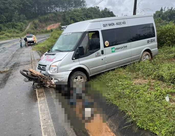  Va chạm với xe khách, người đi xe máy chết thảm: Chiều 14/10, Công an huyện Ngọc Hồi (Kon Tum) đang điều tra nguyên nhân vụ tai nạn khiến 1 người tử vong. Trưa cùng ngày, tài xế Dương Minh Trung (SN 1973, trú tại tỉnh Bình Định) điều khiển xe khách lưu thông trên Quốc lộ 14. Khi đến địa phận huyện Ngọc Hồi thì tông vào một xe máy (chưa rõ người điều khiển) lưu thông theo hướng ngược lại. Vụ tai nạn khiến người điều khiển xe máy bị cuốn vào gầm xe khách, tử vong tại chỗ.