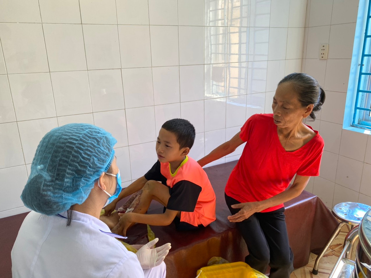 Tieng khoc xe long cua chau be bi bo tam xang dot chan-Hinh-3