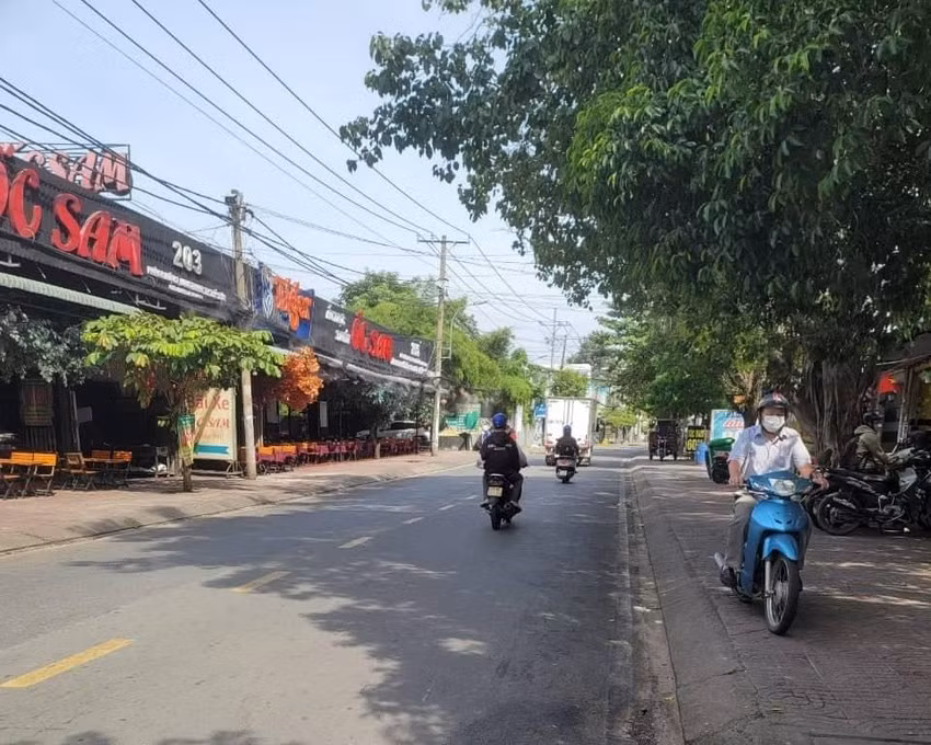  Mâu thuẫn tiền bạc, thanh niên bị đồng hương đâm trọng thương: Ngày 31/10, Công an TP.HCM vẫn đang điều tra làm rõ nguyên nhân vụ hỗn chiến giữa hai thanh niên trong quán nhậu khiến một người nhập viện trong tình trạng nguy kịch. Theo đó, đêm 30/10, hai thanh niên cùng quê Bình Định, có quen biết nhau khi nhậu trên đường Hoàng Diệu 2, phường Linh Chiểu thì xảy ra mâu thuẫn do chuyện nợ nần tiền bạc. Lúc này, hai bên xảy ra xô xát và một người đã dùng dao đâm người còn lại (30 tuổi) bị thương.