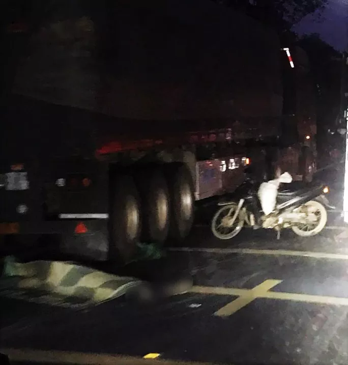  Va chạm với xe đầu kéo, 2 anh em ruột thương vong: Ngày 31/10, Công an tỉnh Quảng Trị cho biết trên địa bàn xảy ra vụ tai nạn giao thông khiến 2 người thương vong. Vụ tai nạn xảy ra vào tối 30/10, tại Quốc lộ 9 đoạn qua thôn Chân Rò (huyện Đakrông, tỉnh Quảng Trị). Tại đây, một xe đầu kéo kéo theo rơ-mooc đã tông vào xe máy chạy cùng chiều do ông Hồ Văn Việt (61 tuổi) điều khiển, chở em ruột là ông Hồ Văn Vạt (59 tuổi). Cú va chạm mạnh khiến ông Vạt tử vong tại chỗ, ông Việt bị thương, được đưa đến bệnh viện cấp cứu.