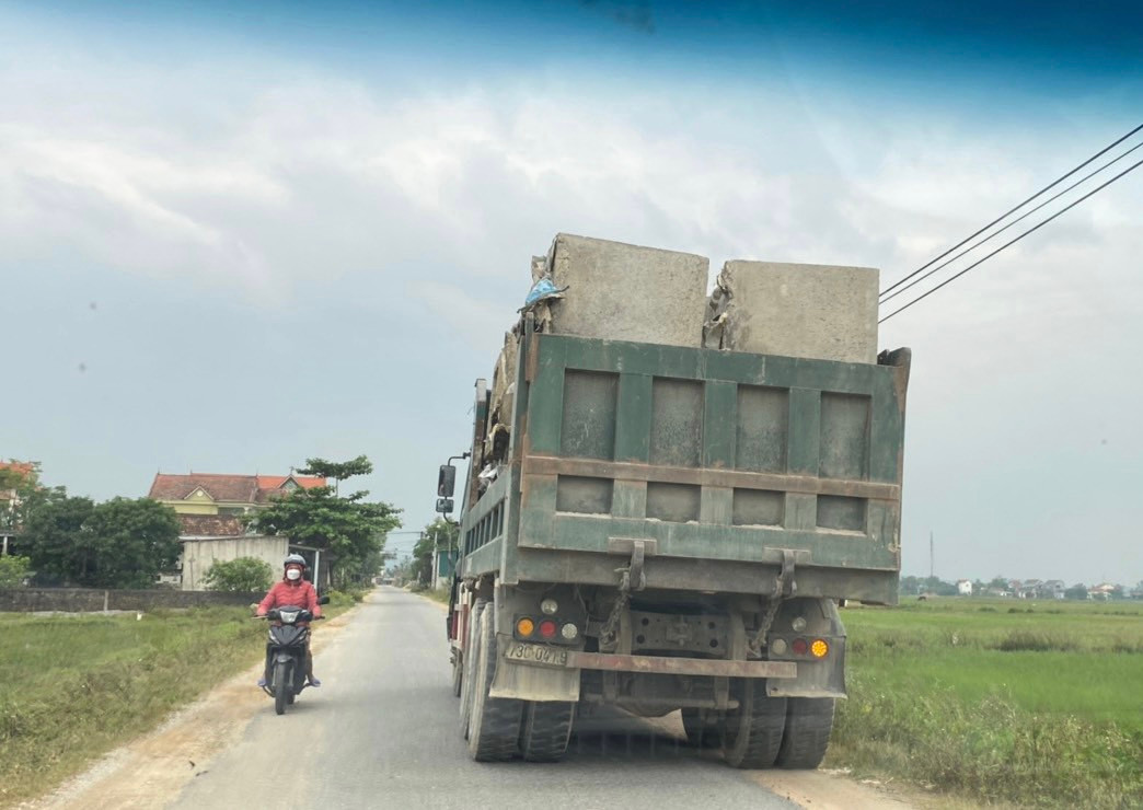 Quang Binh: Xe Howo cua Cty Tien Phong xem thuong tinh mang nguoi dan?