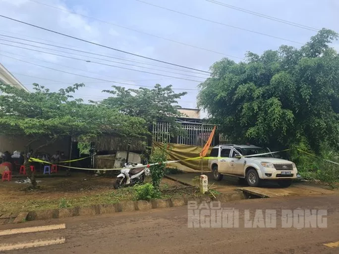An mang rung dong: Cha duong ban chet con rieng cua vo roi tu sat