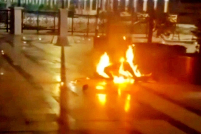 Tin nong 5/10: Nguoi dan ong boc chay giua pho di bo