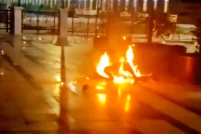 Tin nong 5/10: Nguoi dan ong boc chay giua pho di bo