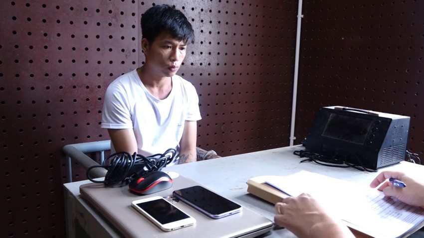  Vừa mãn hạn tù, lại đi trộm cắp hàng loạt: Ngày 5/10, Công an TP Đồng Hới (Quảng Bình) cho biết, đã khởi tố bị can và bắt tạm giam đối với Nguyễn Lương Bằng (SN 1991, trú tại phường Bắc Lý, TP Đồng Hới) về hành vi trộm cắp tài sản. Theo cơ quan công an, Bằng nghiện ma tuý và mới chấp hành án phạt tù về tội trộm cắp tài sản, trở về địa phương từ tháng 1/2021. Sau khi mãn hạn tù, lợi dụng sơ hở của người dân tại các phòng trọ trên địa bàn TP Đồng Hới, Bằng tiếp tục thực hiện trót lọt 6 vụ trộm cắp tài sản với tổng giá trị khoảng 150 triệu đồng. Công an TP Đồng Hới đã bắt giữ Bằng để phục vụ điều tra. Đồng thời thu hồi nhiều tang vật mà đối tượng đã trộm cắp được như điện thoại di động, laptop…