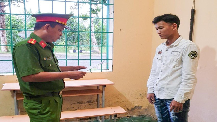  Đưa bạn say vào nhà nghỉ để hiếp dâm: Ngày 5/10, công an tỉnh Hậu Giang vừa ra khởi tố, bắt tạm giam bị can Nguyễn Phi Long (17 tuổi, ngụ thị trấn Mái Dầm, huyện Châu Thành) về tội hiếp dâm. Theo hồ sơ, tối 14/3, Long cùng em N.U.N. và ba người khác nhậu tại khu dân cư Vạn Phát (thuộc ấp Phú Thạnh, thị trấn Mái Dầm). Đến khoảng 21h cùng ngày, N. có biểu hiện nôn ói và cho biết là đã xỉn, nên nhờ Long đưa về nhà. Lợi dụng lúc N. đang trong tình trạng say rượu, Long đã chở N. vào một nhà nghỉ. Do say rượu, nên N không hề biết mình bị xâm hại. Phát hiện sự việc, gia đình của N. đến cơ quan Công an trình báo.