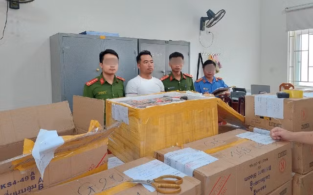  Bắt đối tượng buôn bán hơn nửa tấn pháo: Ngày 25/10, Công an huyện Yên Thành (Nghệ An) cho biết vừa bắt giữ đối tượng Trương Thanh Quý (SN 1990, trú tại huyện Ngọc Hồi, tỉnh Kon Tum) để làm rõ hành vi mua bán hàng cấm. Trước đó, Công an huyện Yên Thành đã xác định Quý là đối tượng chuyên mua pháo nổ từ nước ngoài về địa phương, sau đó vận chuyển ra các tỉnh miền Bắc để tiêu thụ. Tại kho chứa hàng của Quý, Ban chuyên án đã thu giữ 551,8kg pháo nổ các loại.