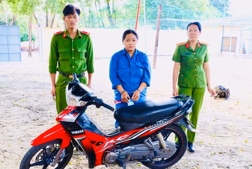  Cô gái 19 tuổi dí dao cướp xe ôm: Ngày 25/10, Công an tỉnh Tây Ninh cho biết vừa bắt tạm giam Nguyễn Thị Bích Tuyền (19 tuổi, ngụ xã Tân Thành, huyện Tân Châu, Tây Ninh) để điều tra hành vi cướp tài sản. Cụ thể, ngày 2/10, Tuyền đến gặp ông T. làm nghề chạy xe ôm nhờ chở đi công việc. Khi đến đoạn đường vắng, Tuyền dí dao khống chế ông T. rồi cướp xe máy và dây chuyền 5 chỉ vàng 18K. Tuyền sau đó đã bị công an bắt giữ.