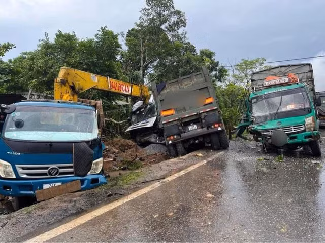  Tai nạn liên hoàn giữa 3 ô tô: Ngày 25/10, Công an tỉnh Quảng Trị cho biết trên tuyến đường đường Hồ Chí Minh nhánh Đông vừa xảy ra vụ tai nạn giao thông liên hoàn giữa 3 xe ô tô. Thông tin ban đầu, vụ tai nạn xảy ra vào chiều cùng ngày tại địa phận huyện Cam Lộ, Quảng Trị. Khi đó, xe ô tô do tài xế Trần Biên Hòa (SN 1994, Quảng Bình) điều khiển theo hướng thị trấn Bến Quan - Cam Lộ thì va chạm với xe cần cẩu do tài xế Trần Văn Sơn (SN 1996, Quảng Trị) và xe ô tô do tài xế Hồ Văn Quyền (SN 1979, Quảng Trị) điều khiển . Cú va chạm mạnh khiến cả 3 ô tô bị hư hỏng, tài xế Trần Biên Hòa bị thương.