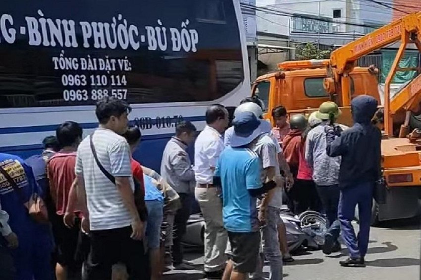  Người phụ nữ mang thai bị cuốn vào gầm xe khách: Chiều 12/10, công an huyện Trảng Bom (Đồng Nai) điều tra làm rõ nguyên nhân vụ tai nạn giao thông tại ngã 3 Phú Sơn (quốc lộ 1, đoạn qua xã Bắc Sơn, huyện Trảng Bom) một người phụ nữ bị thương nặng. Trưa cùng ngày, một cặp vợ chồng khi di chuyển qua ngã ba Phú Sơn thì xảy ra va chạm với 1 xe khách, khiến người vợ bị cuốn vào gầm. Vụ tai nạn khiến nạn nhân bị thương nặng.