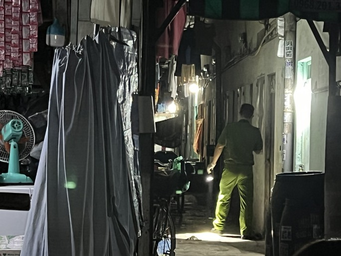  Người đấm bóp dạo bị đâm chết tại dãy trọ: Sáng 13/10, Công an TP Dĩ An (tỉnh Bình Dương) đang điều tra vụ án mạng làm một người chết, một người bị thương. Trước đó, tối 12/10, tại khu trọ trong phường An Bình, TP. Dĩ An, Nguyễn Minh Thư (quê Vĩnh Phúc) xô xát với người đồng hương là Nguyễn Văn Chỉnh. Hậu quả, Thư bị đâm tử vong, Chỉnh được chẩn đoán nứt sọ và phải phẫu thuật ngay trong đêm. Được biết, Thư và Chỉnh cùng nhau hành nghề đấm bóp giác hơi dạo.