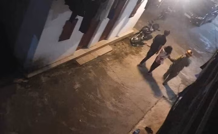  Nam thanh niên đâm bạn gái rồi tự sát: Ngày 13/10, lãnh đạo Công an TP Thái Nguyên (tỉnh Thái Nguyên) cho biết, đơn vị đang điều tra, làm rõ vụ việc nam thanh niên cầm dao tấn công bạn gái. Đêm 12/10, Công an TP Thái Nguyên nhận tin báo về việc một nam thanh niên dùng dao đâm bạn gái. Sau đó, người này cứa cổ tự tử. Rất may, con dao hung khí cùn nên chỉ gây thương tích nhẹ cho cả hai.