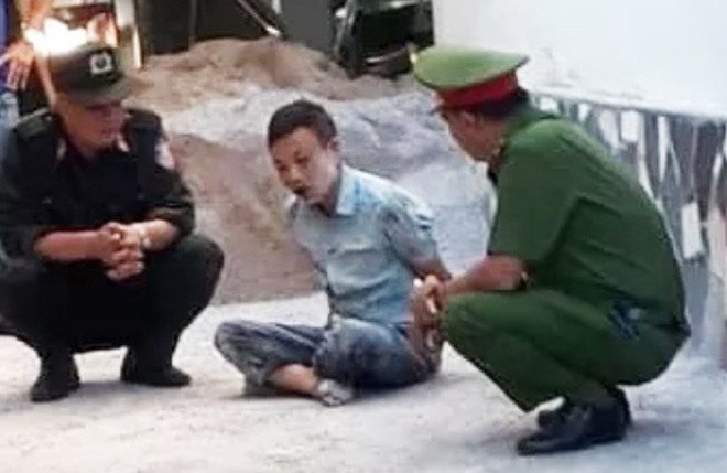  Chồng dùng chày đánh chết vợ vì mâu thuẫn tình cảm: Qua điều tra của Công an tỉnh Quảng Ninh, đối tượng gây án là Phạm Văn Tám (48 tuổi, phường Hùng Thắng, TP Hạ Long). Do mâu thuẫn, Tám hiện đang sống ly thân với vợ là chị P.T.H. (phường Hà Phong, TP. Hạ Long). Khi biết mình mắc ung thư, Tám muốn hàn gắn tình cảm nhưng chị H. không đồng ý. Nghi ngờ chị P.T.H. có quan hệ tình cảm với anh P.T.L., ngày 13/10, Tám đã tìm đến khu trọ nơi chị H. sống và dùng chày đánh tử vong nạn nhân, sau đó dùng súng ngắn bắn anh P.T.L. bị thương.