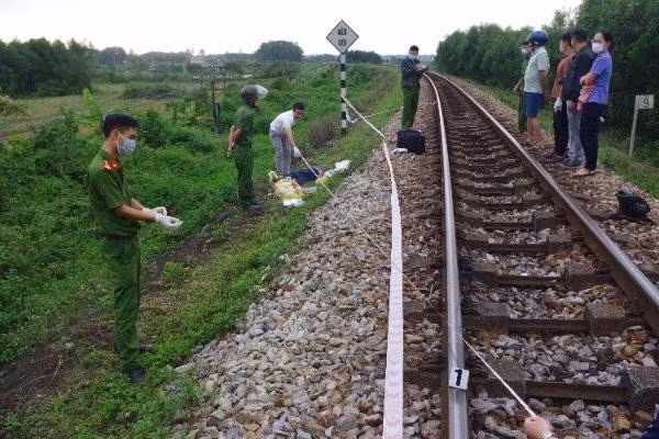  Người đàn ông chưa rõ danh tính bị tàu hỏa tông tử vong: Sáng 13/10, UBND xã Trung Sơn, huyện Gio Linh, xác nhận trên địa bàn xã vừa xảy ra 1 vụ tai nạn tàu hoả khiến 1 người tử vong. Cụ thể, chiều 12/10, trên tuyến đường sắt Thống Nhất thuộc thôn An Đồng, xã Trung Sơn. Tàu hỏa đang lưu thông thì va chạm với một người đàn ông đi trên đường ray khiến người này tử vong tại chỗ. Qua đặc điểm nhận dạng, nạn nhân là nam giới, khoảng 45-60 tuổi, khuôn mặt bị biến dạng nên chưa thể xác định danh tính.