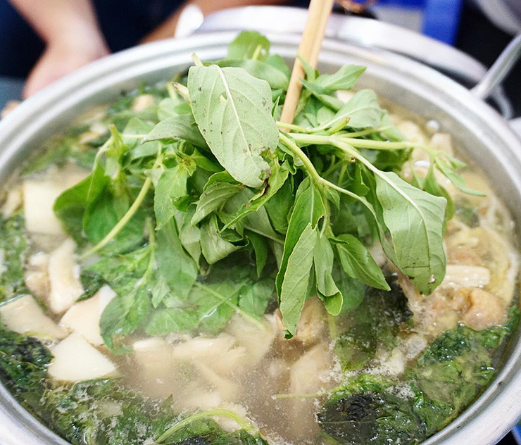 Thân và lá é được sử dụng trong ẩm thực như làm rau ăn sống, chế biến món ăn, nấu canh, đặc biệt nổi tiếng với món lẩu gà lá é từ Bắc vào Nam.