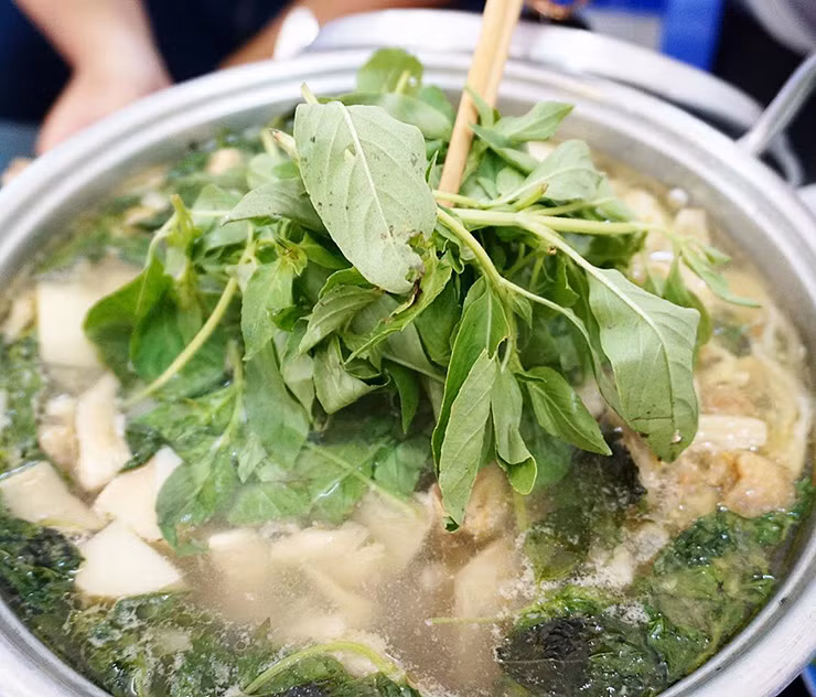 Thân và lá é được sử dụng trong ẩm thực như làm rau ăn sống, chế biến món ăn, nấu canh, đặc biệt nổi tiếng với món lẩu gà lá é từ Bắc vào Nam.