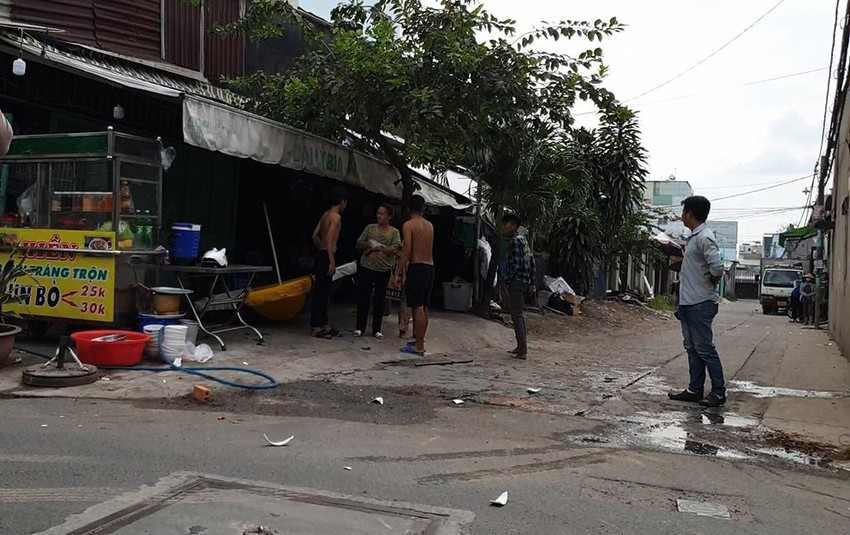  Cầm dao rượt chém người phụ nữ để đòi nợ: Ngày 18/10, Công an TP.HCM lập hồ sơ, lấy lời khai về vụ cố ý gây thương tích trên địa bàn. Theo thông tin ban đầu, người đàn ông tên Ẩn (chừng 43 tuổi) tới một quán ăn tại phường Bình Hưng Hòa A (quận Bình Tân) to tiếng với chị N.K.H. (45 tuổi) là chủ quán. Đối tượng sau đó đã dùng gậy đập phá đồ đạc, cầm dao rượt chém chị H. và em N.T.K (con nuôi của chị H.). Sau khi gây thương tích cho chị H., Ẩn cầm hung khí bỏ đi.