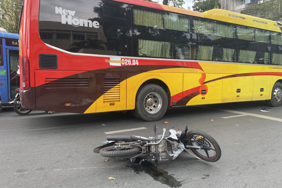  Nam sinh cấp 3 bị xe khách cuốn vào gầm: Trưa 18/10, xe khách mang biển số 50F-026.04 chạy trên đường Điện Biên Phủ (Quận 3, TP.HCM), tới giao lộ Trần Quốc Thảo thì xảy ra va chạm với xe máy mang biển số 59FA-033.39 do một nam sinh cầm lái. Cú va chạm khiến cho nam sinh trên bị cuốn vào gầm và thương tích nặng.