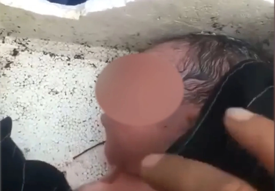  Thất kinh tiếng khóc bé sơ sinh trong hộp xốp: &#x8;Bé gái sơ sinh được người dân xã Vĩnh Trung, TP Nha Trang, tỉnh Khánh Hòa phát hiện vào sáng 17/10. Khi nghe thấy tiếng khóc trong thùng xốp, người dân thất kinh phát hiện bé gái đỏ hỏn bị bỏ bên trong. Ngày 18/10, UBND xã Vĩnh Trung xác nhận đang nuôi dưỡng bé gái sơ sinh nặng khoảng 2,7 kg. Hiện bé đã tỉnh táo và bú sữa tốt. '