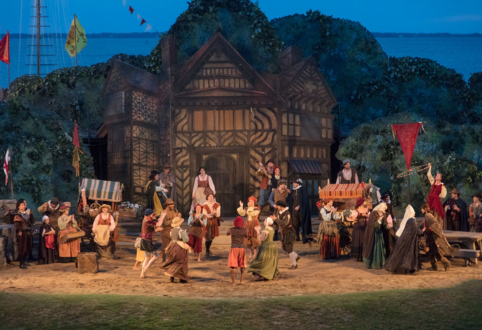 Rời bỏ bạn bè và gia đình, trái với ý nguyện của mình, White đã đi thuyền trở về Anh quốc và không thể quay lại đảo Roanoke, vì Nữ Hoàng không cho phép đi lại bằng tàu thuyền thời bấy giờ.