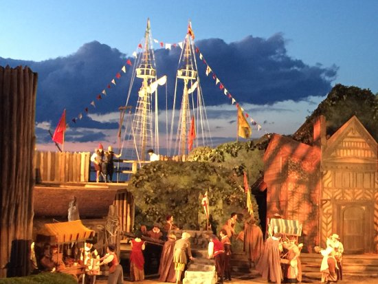 Đã 3 năm trôi qua kể từ ngày John White để lại đoàn di cư người Anh hơn 100 người trên hòn đảo Roanoke của Tân Thế Giới để quay về Anh thực hiện sứ mệnh đưa quân viện trợ và nhu yếu phẩm cho Roanoke. Cuối cùng vào ngày 18/8/1590, John White cùng đoàn thủy thủ của mình cũng lên đường sang đảo Roanoke.